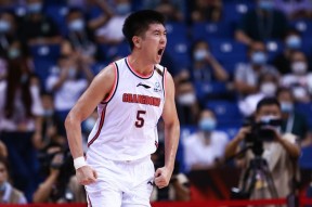 开云-包含关键时刻广东宏远调整名单以备葡超，单刀错失环节打磨，气氛紧张，更衣室氛围转暖的词条